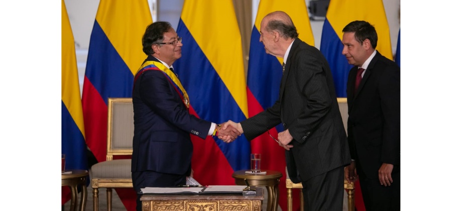 Presidente Gustavo Petro posesionó a Álvaro Leyva como Ministro de Relaciones Exteriores 